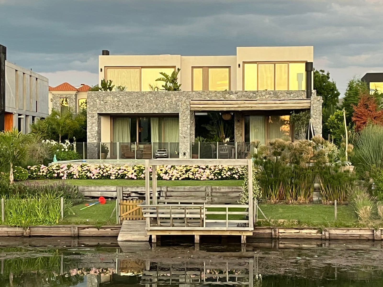 Jardín frente al lago diseñado por Casa Botánica